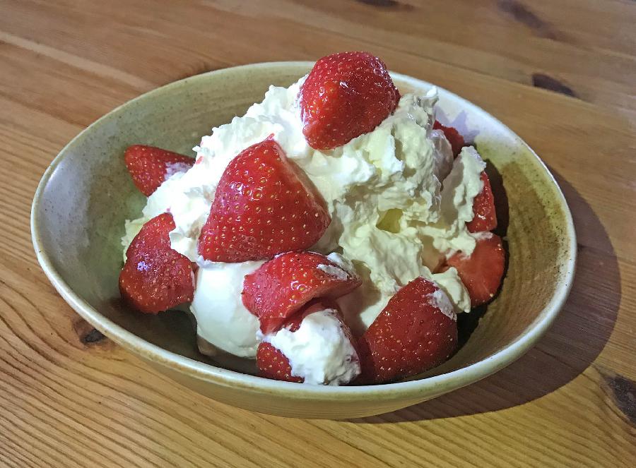 Axmar Brygga lanserar Svensk Sommar XXL en dessert